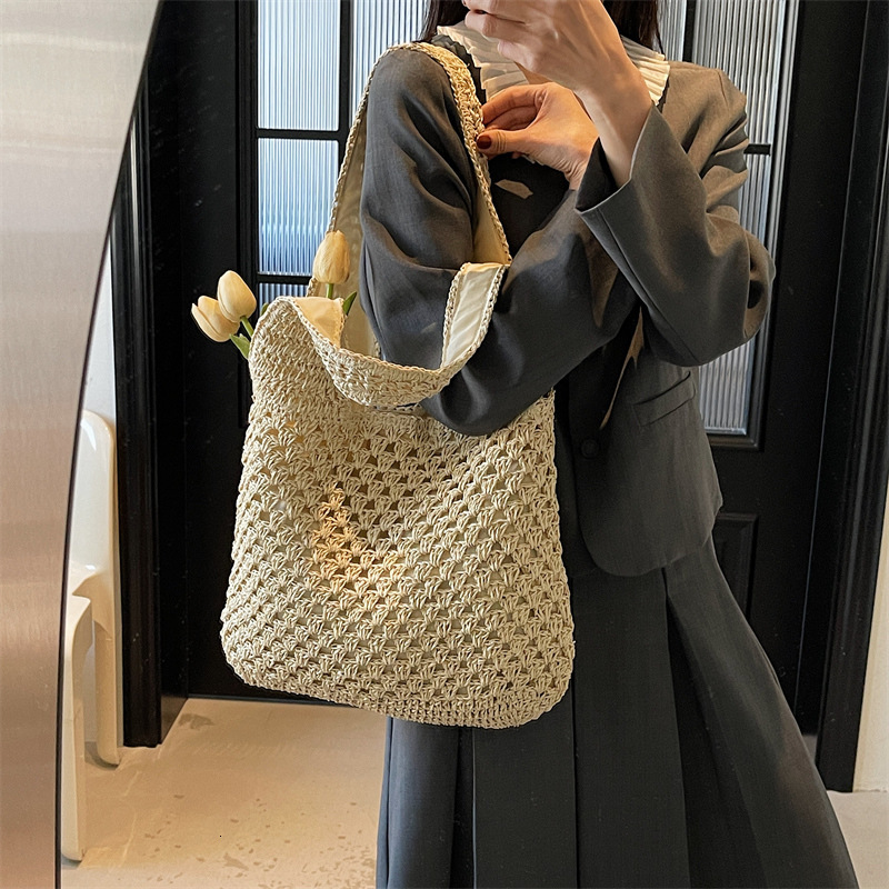 designer Casual Hollow Out Straw Woven Shoulder Bag New Summer Handheld Mesh Underarm Bag for Women Beach Vacation Beach Bag