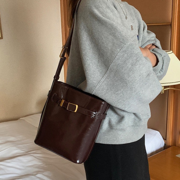 designer 2025 New Korean Niche Oil Wax Leather Simple Small Bucket Bag Retro Single Shoulder Crossbody Casual Small Bag for Women