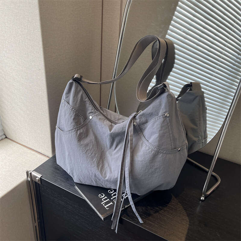 Minimalist Casual Cloth for Women, Large Capacity, Solid Color, Versatile, Lightweight Crossbody Bag, Fashionable Pleated Korean Style Shoulder Bag