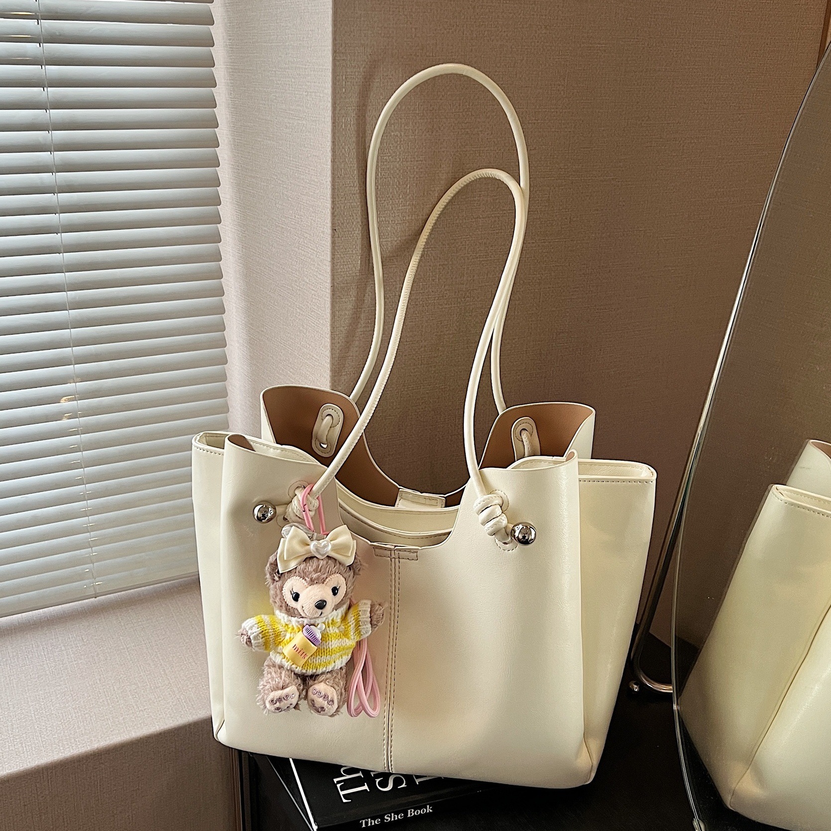 designer Women's Fashion Tote Bag 2025 New Korean Fashion Large Capacity Office Commuter Bag Underarm Bucke