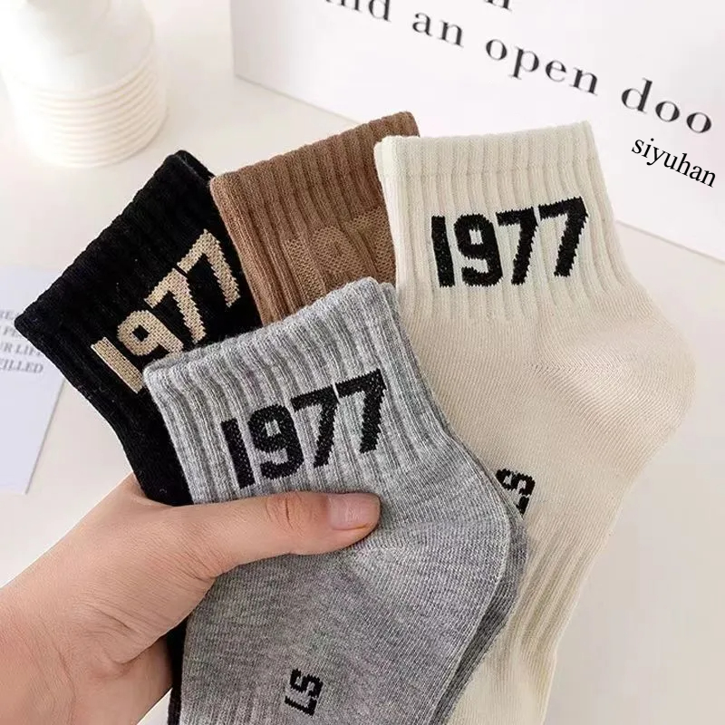 Cotton Socks For Men and Women Classic Alphabet Breathable Man's Basketball stocking Fashion Sports ankle Socks Designer Striped Retro Letter Print Short socking