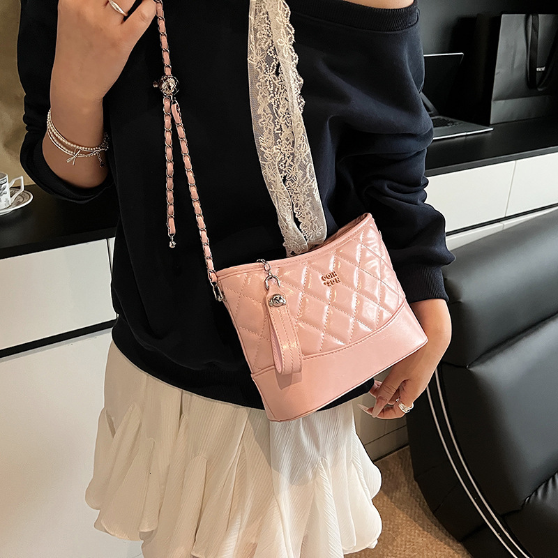 designer Large Capacity Bag for Women 2025 Spring Summer New Trend Quilted Chain Shoulder Crossbody Bag Versatile Simple Underarm Bag