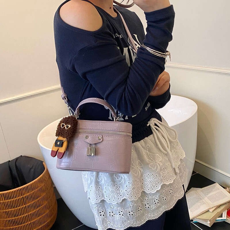 High-end Stylish Niche Handbag Makeup Box for Women 2025 New Versatile Light Luxury Commuter Shoulder Crossbody Bag