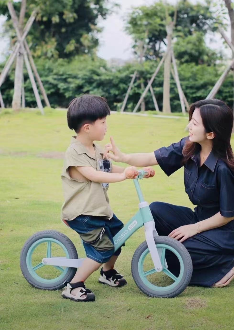 Childs Unipedal Trainer Ride-On Vehicle Balanced Skate Scootering Gear for Youngsters