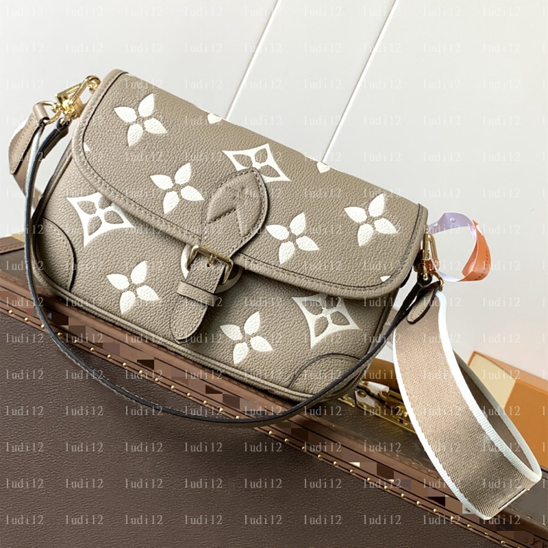 2025 10a Women Luxurys Designer Bag Crossbody Diane Baguette Classic Vintage Canvas Jacquard Strap Flower Flap Embossed Letters Clutch Purse Shoulder Bags Tote Bag
