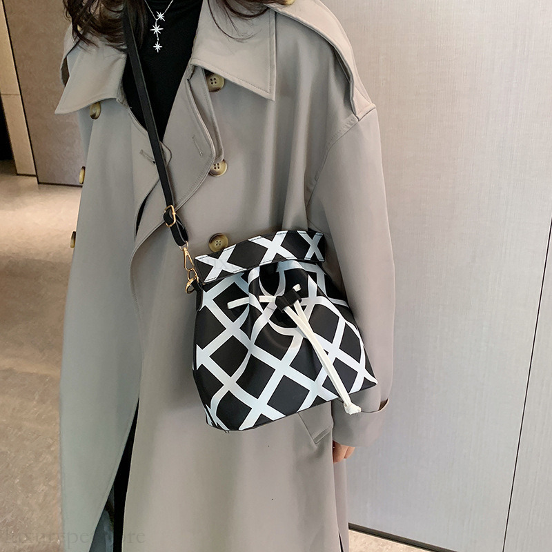 Free shipping 2025 new designer trendy bag, bucket bag, casual simple Western style large capacity women's crossbody bag wallet