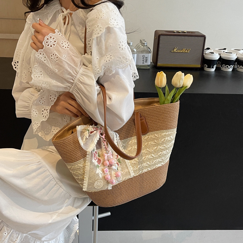 designer Straw Woven Bag for Women Large Capacity 2025 New Beach Vacation Woven Bag Hot Style Single Shoulder Tote Bucket Bag