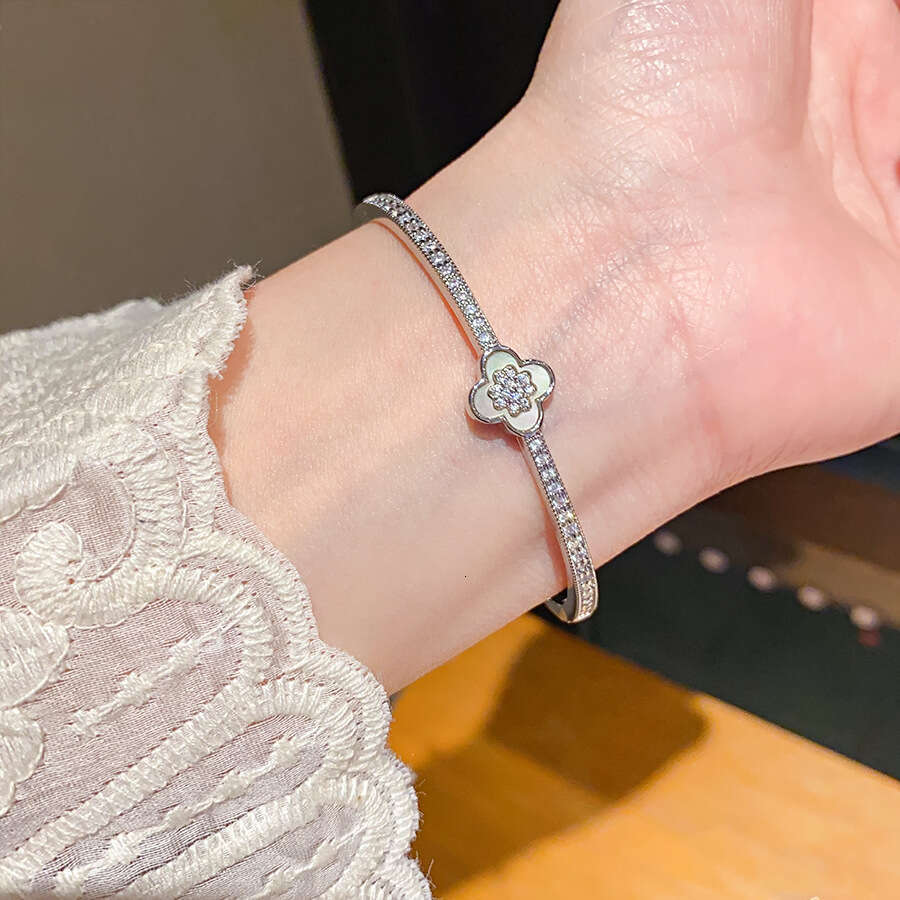 INS Luxury jewelry designer bracelet clover chain Zircon Four-Petal Flower Pull Open 2025 New Super Shiny Exquisite Bracelet Niche High End Design Jew