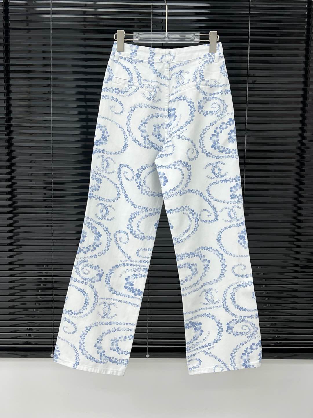Chic Contemporary Ladies Skinny Fit Jeans by Renowned Brands L250724