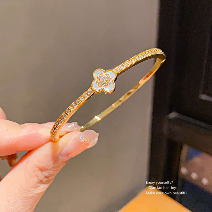 INS Luxury jewelry designer bracelet clover chain Zircon Four-Petal Flower Pull Open 2025 New Super Shiny Exquisite Bracelet Niche High End Design Jew