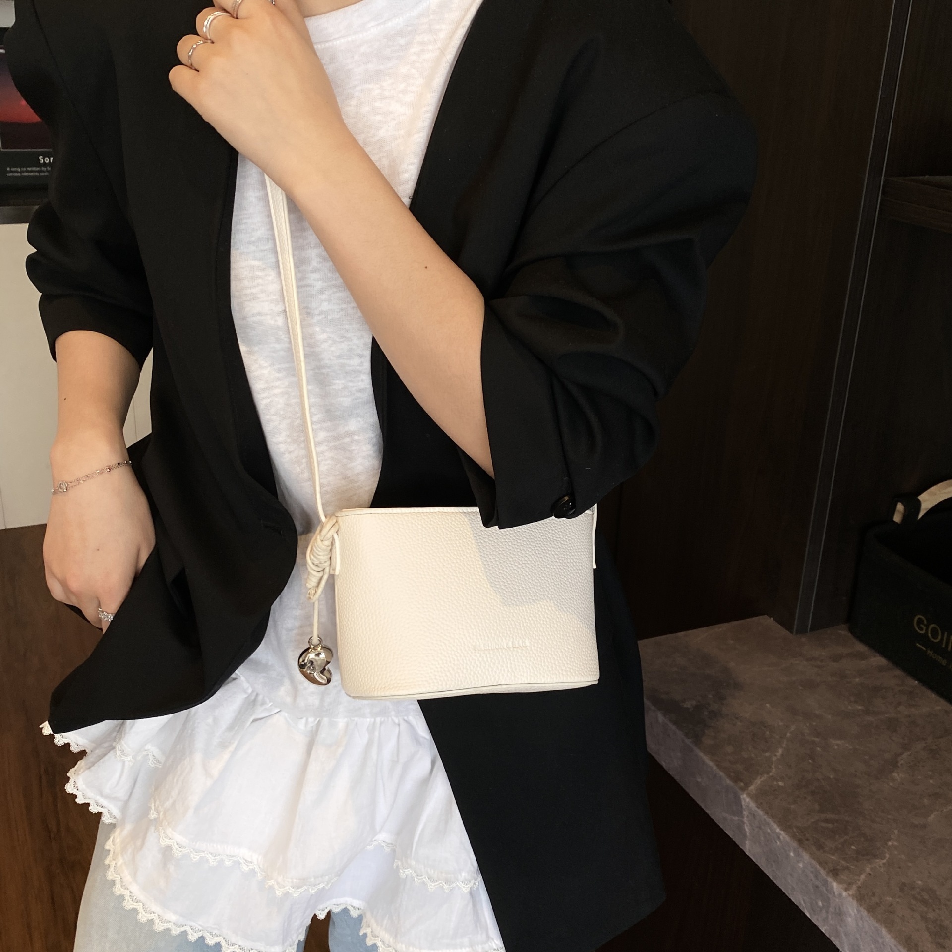 designer Niche Design Korean Style Fashion Casual Shoulder Bag for Women 2025 New Commuter Crossbody Small Bag Handheld Bucket Bag