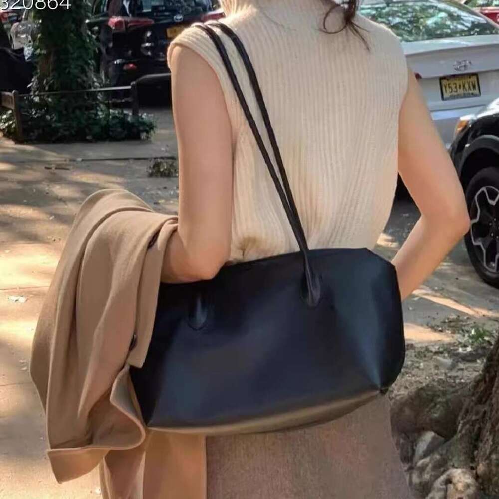 Elegant High-Capacity Row Genuine Leather Tote: Premium Travel Companion for Professionals