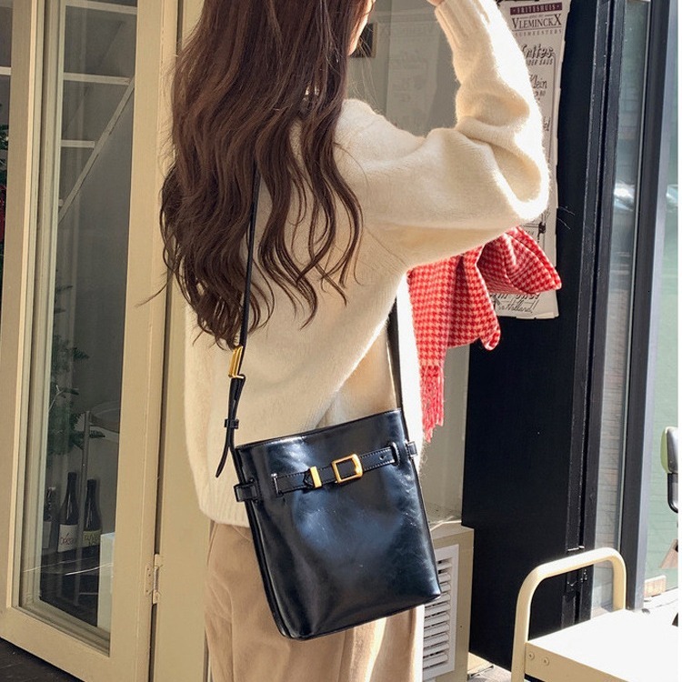 designer 2025 New Korean Niche Oil Wax Leather Simple Small Bucket Bag Retro Single Shoulder Crossbody Casual Small Bag for Women