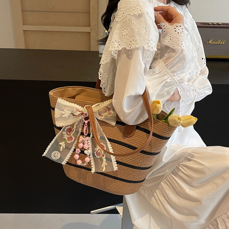 designer Straw Woven Bag for Women Large Capacity 2025 New Beach Vacation Woven Bag Hot Style Single Shoulder Tote Bucket Bag