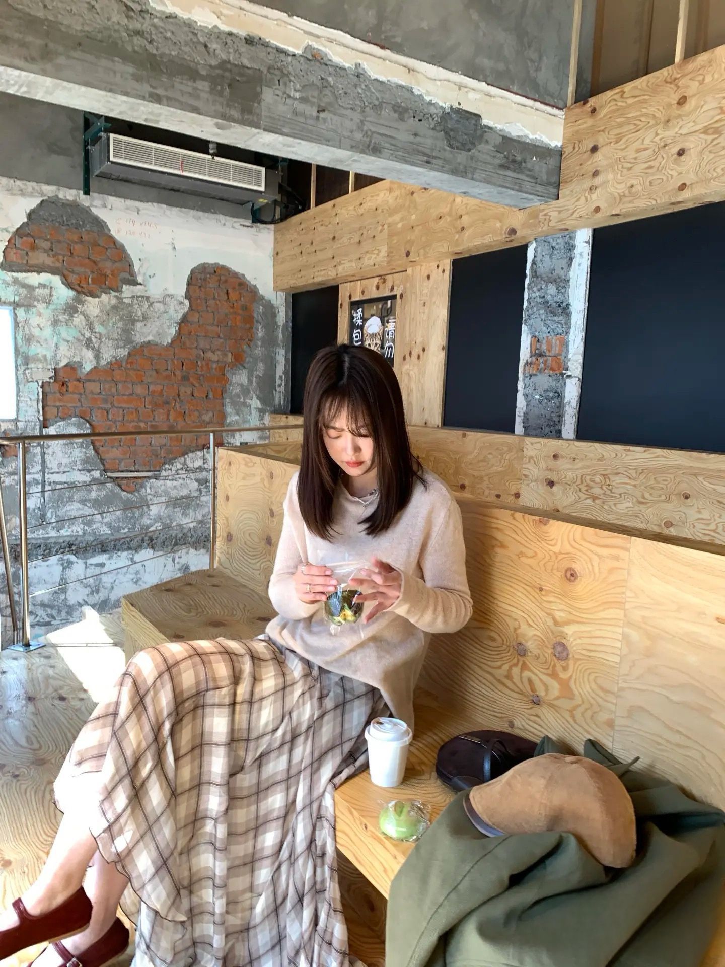 XR135 High-grade drape irregular flowing skirt light brown plaid long skirt