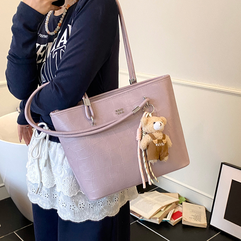 designer Casual Commuter Large Capacity Bag for Women 2025 New Summer Fashion Single Shoulder Underarm Bag Handheld Tote Bucket Bag