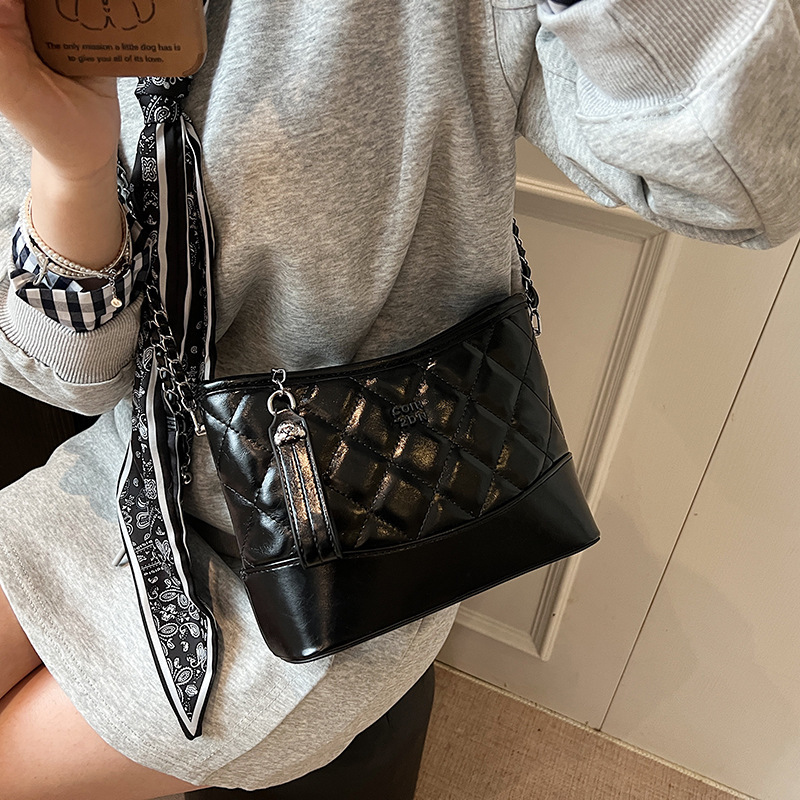 designer Large Capacity Bag for Women 2025 Spring Summer New Trend Quilted Chain Shoulder Crossbody Bag Versatile Simple Underarm Bag