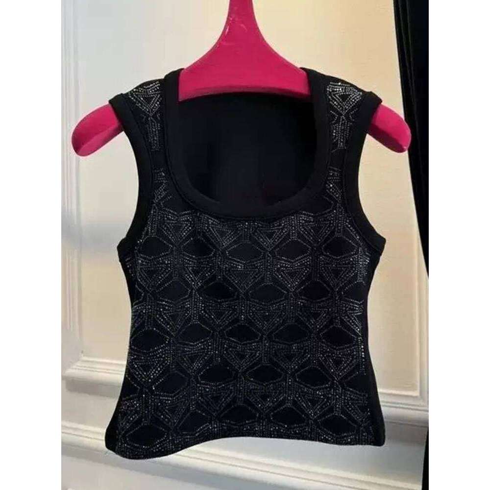 Heavy-duty rhinestones are fashionable versatile, they wear suspenders and vests inside. Summer women's new slim tops.