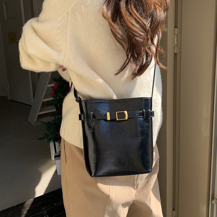designer 2025 New Korean Niche Oil Wax Leather Simple Small Bucket Bag Retro Single Shoulder Crossbody Casual Small Bag for Women