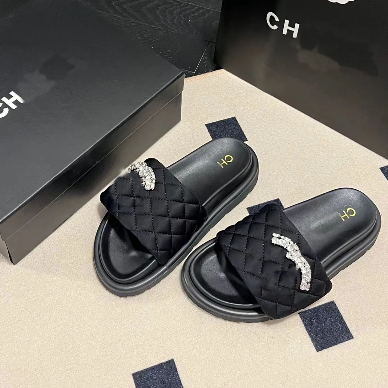 Designer shoes Women's spring new platform CC slippers Summer beach luxury fashion casual flat shoes women's white cloth diamond letter slippers