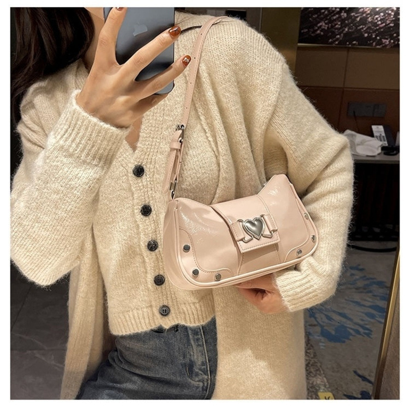 New Style Heart Sweet Cool Girl Hot Girl Underarm New Versatile Niche Design High-end Single Shoulder Crossbody Bag New Free Delivery Designer Bag