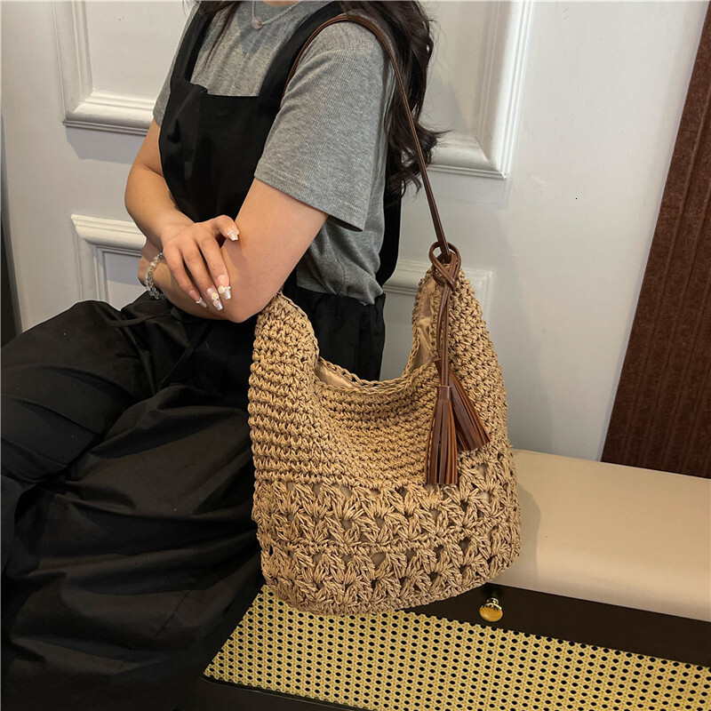 designer Casual Tassel Straw Bag 2025 New Niche Hollow Woven Bag Beach Vacation Style Shoulder Bag for Women