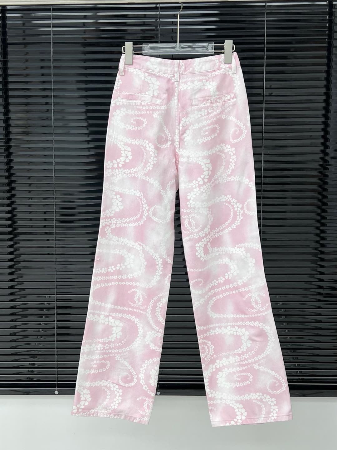 Chic Contemporary Ladies Skinny Fit Jeans by Renowned Brands L250724