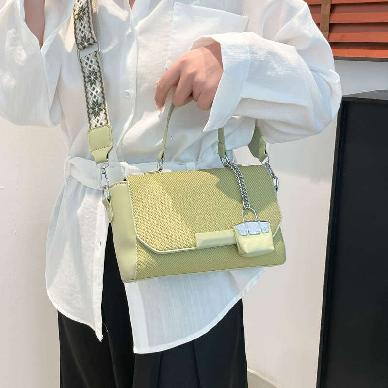 High-end Tote for Women 2025 New Niche Fashion Versatile Commuter Handbag Shoulder Crossbody Bag