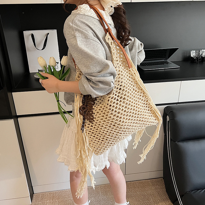 designer Vintage Tassel Bag for Women Hollow Woven Beach Bag 2025 New Commuter Ladies Shoulder Versatile Tot