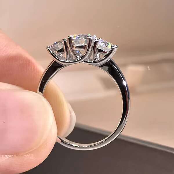 Roomy New Arrival 9K Soild White Gold Ring Three Stone Round Diamond Cut Moissanite Engagement Rings Jewelry