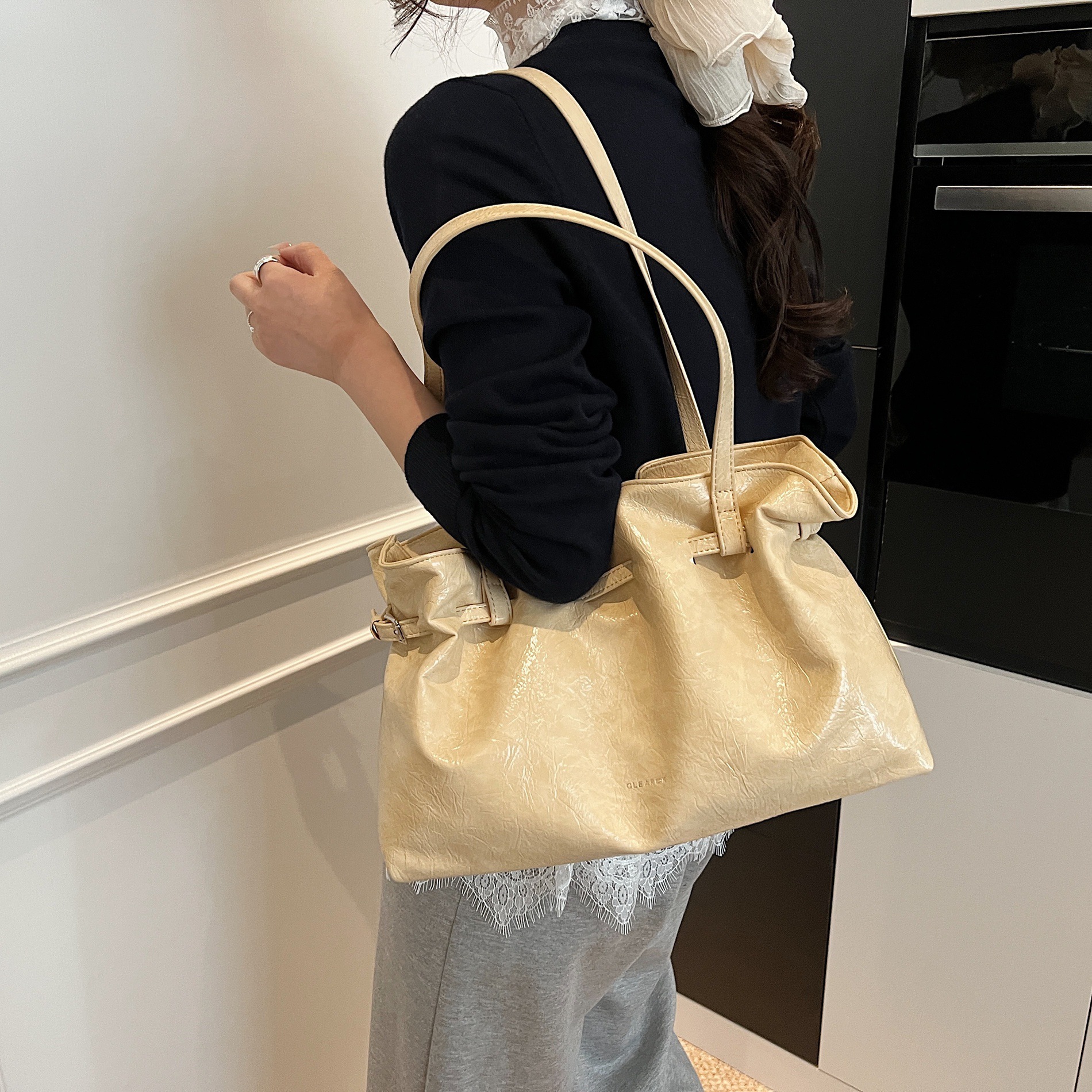 designer Summer Trend Wrinkle Cloud Tote Bag Women's 2025 New Simple Versatile Large Capacity Handbag Shoulder Bag