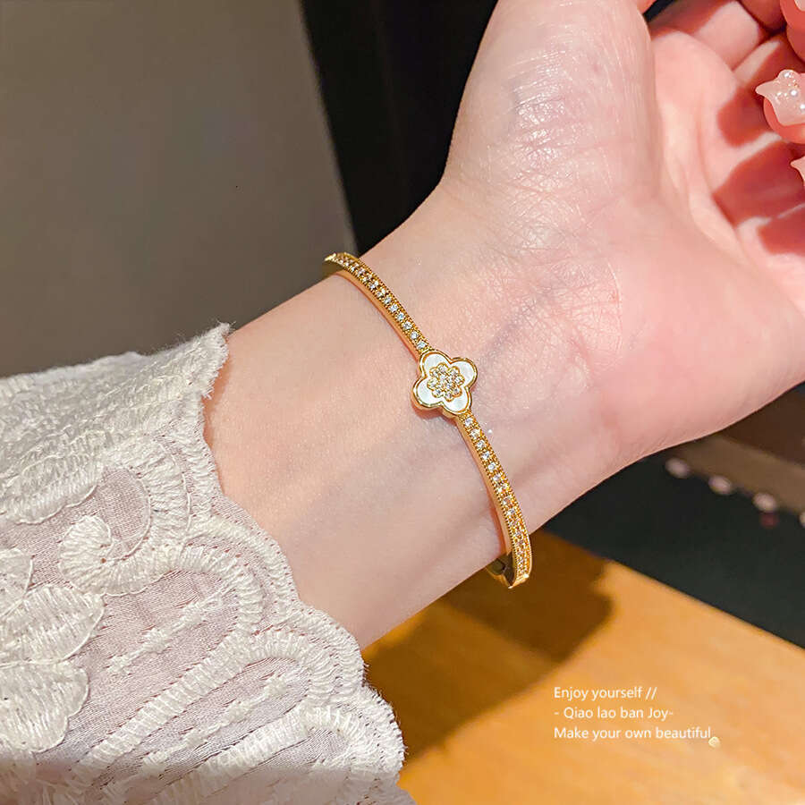 INS Luxury jewelry designer bracelet clover chain Zircon Four-Petal Flower Pull Open 2025 New Super Shiny Exquisite Bracelet Niche High End Design Jew