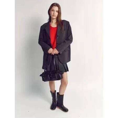 South Korean SAMO ONDOH Hong Eun-Chae's Motorcycle Samoondoh Song Yuqi's Same Shoulder Bag Under The Arm