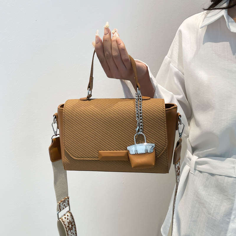 High-end Tote for Women 2025 New Niche Fashion Versatile Commuter Handbag Shoulder Crossbody Bag