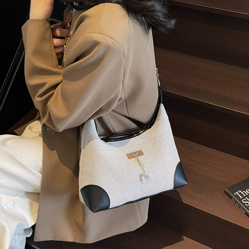 Top brand high-quality new free designer bag 202 new multifunctional bag fashionable shoulder bag unique high-end niche armpit bag brand new free desi