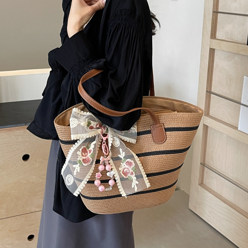 designer Straw Woven Bag for Women Large Capacity 2025 New Beach Vacation Woven Bag Hot Style Single Shoulder Tote Bucket Bag
