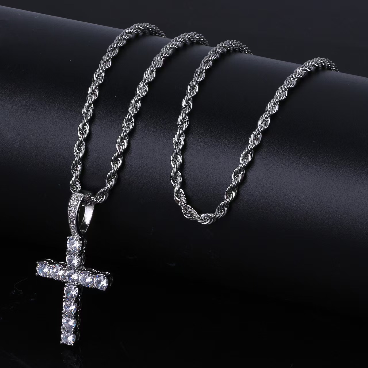 Designer Tennis Fashion Cross Hip Hop Cuban Chain Inlaid High End Zircon Pendant Necklace The style suitable for both men and women is fashionable and