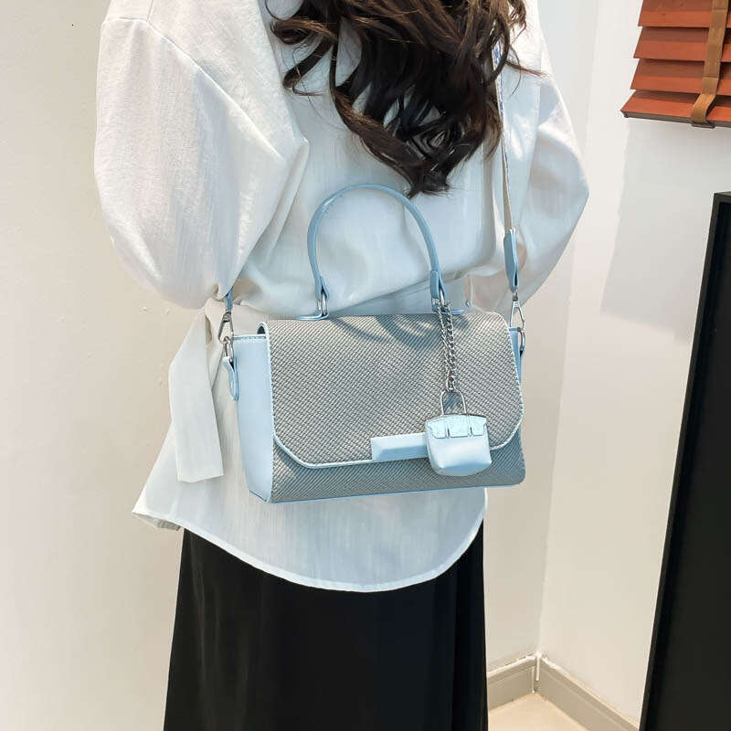 High-end Tote for Women 2025 New Niche Fashion Versatile Commuter Handbag Shoulder Crossbody Bag