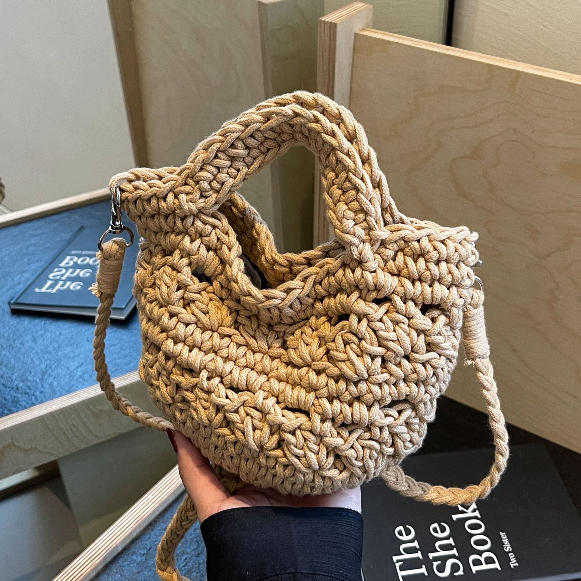 designer 2025 New Hollow Woven Bag for Women Versatile Crossbody Bag Vacation Beach Bag Niche Artistic Shoulder Crossbody Bag