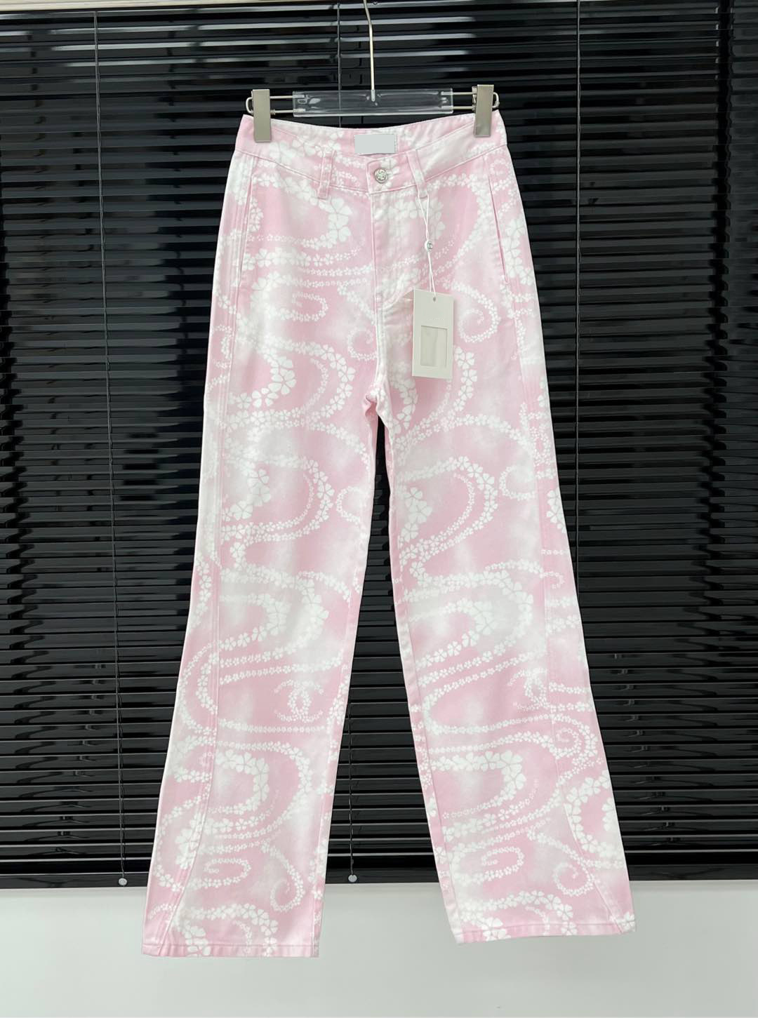 Chic Contemporary Ladies Skinny Fit Jeans by Renowned Brands L250724