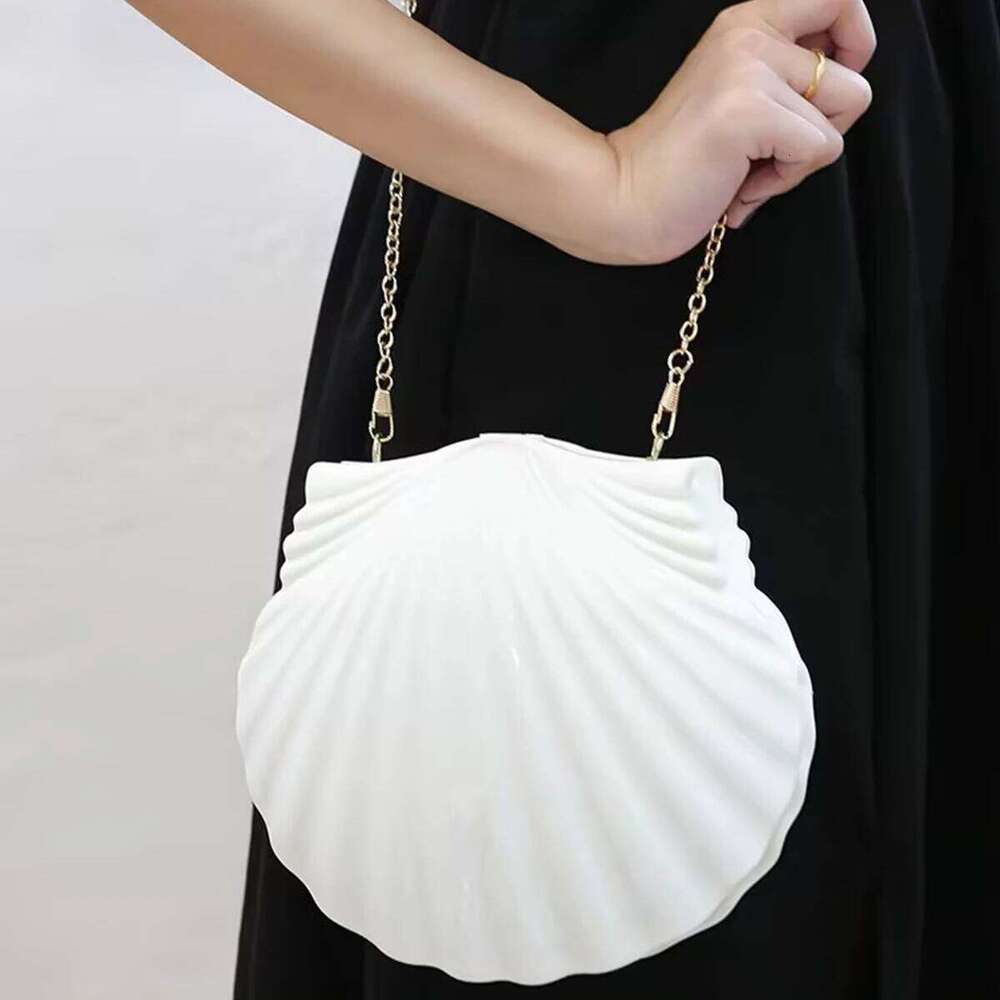 Acrylic scallop-shaped dinner bag is suitable for parties, vacations, banquets, daily and various ocns