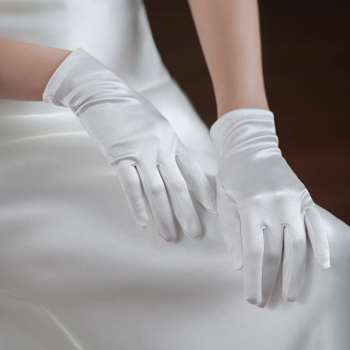 WG066 Elegant Satin White Short Bridal Gloves Finger Wrist Brides Bridesmaid Handschuh Women Pageant Perform Prom Accessories 250603