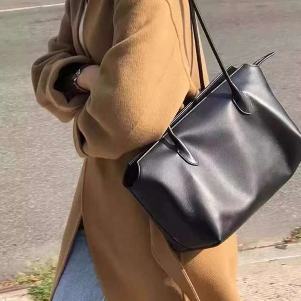 Elegant High-Capacity Row Genuine Leather Tote: Premium Travel Companion for Professionals