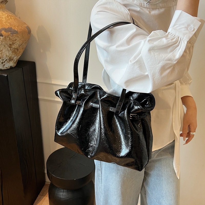 designer Summer Trend Wrinkle Cloud Tote Bag Women's 2025 New Simple Versatile Large Capacity Handbag Shoulder Bag