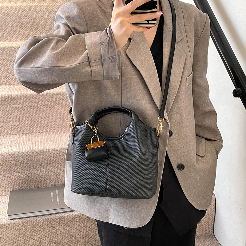 designer Vintage Niche Handbag for Women 2025 New Trend High-end Commuter Large Capacity Shoulder Crossbody Bag Mother Bag