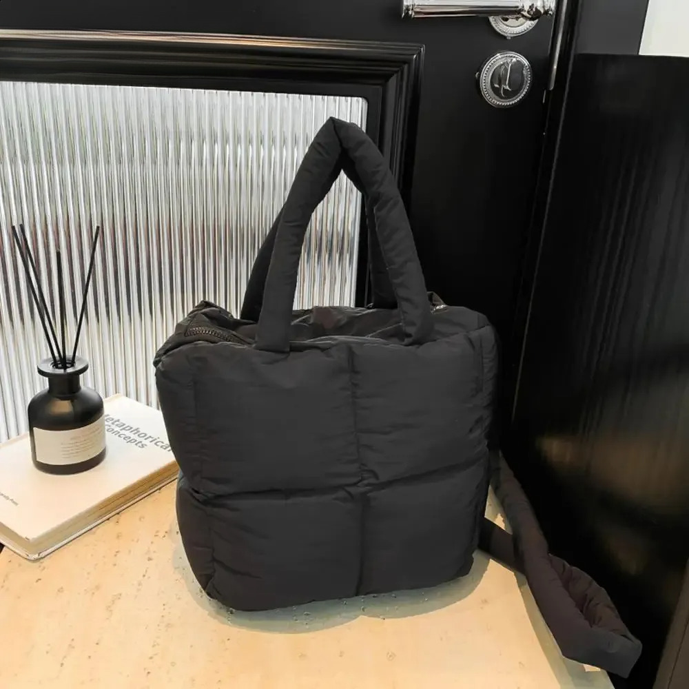 New Free Shipping Designer Bag Puffer Handbag Padded Shoulder Lightweight Backpack Pillow Shopping Bag Suitable For Womens Work And Travel