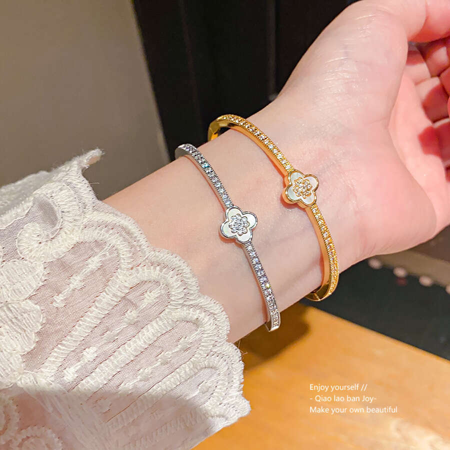 INS Luxury jewelry designer bracelet clover chain Zircon Four-Petal Flower Pull Open 2025 New Super Shiny Exquisite Bracelet Niche High End Design Jew