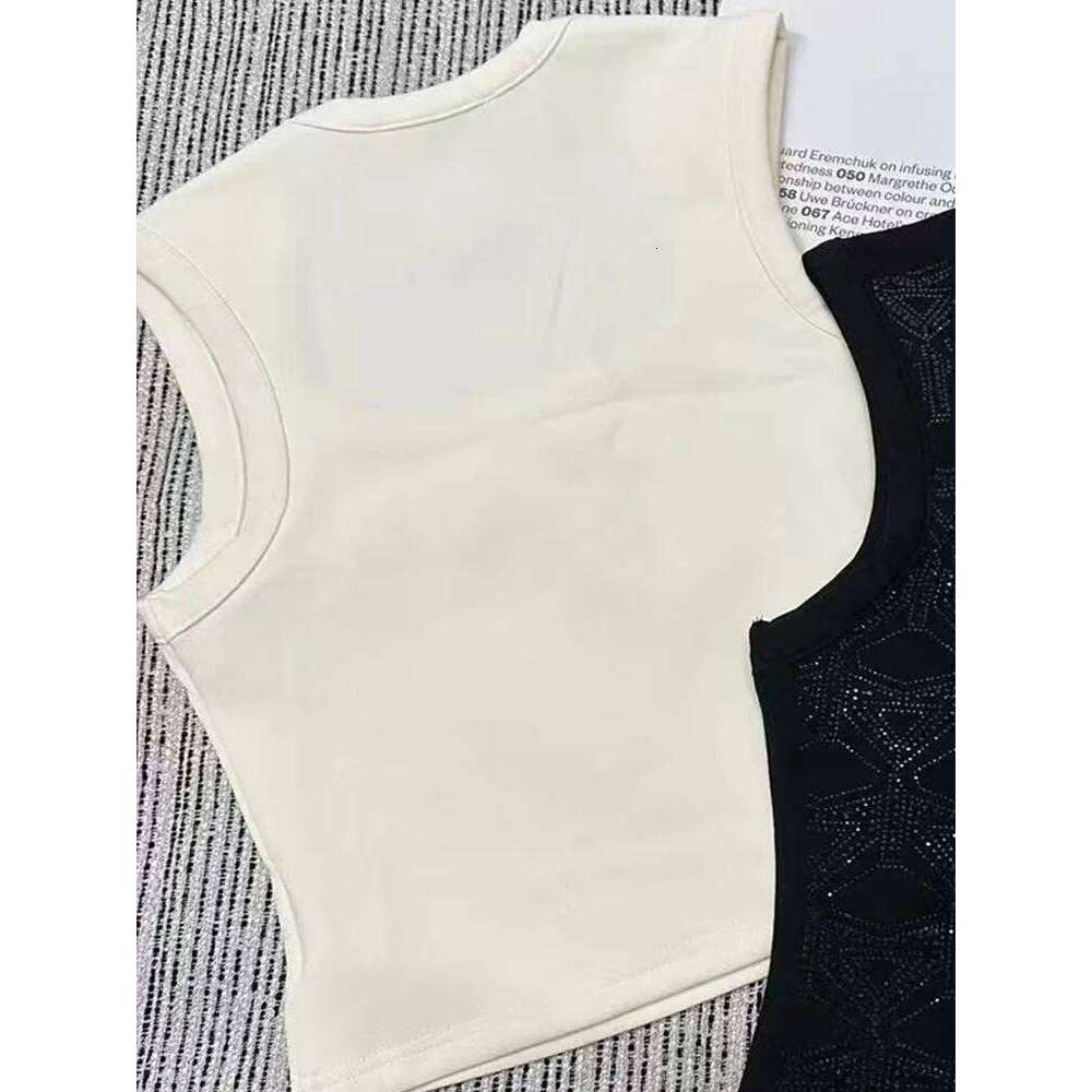 Heavy-duty rhinestones are fashionable versatile, they wear suspenders and vests inside. Summer women's new slim tops.