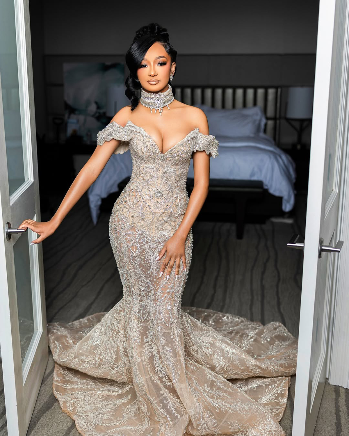 Exquisite Appliques Crystal Wedding Dresses Off Shoulder Bridal Gowns Beading Illusion See Through Customized Bride Sweep Train Vestidos De Novia