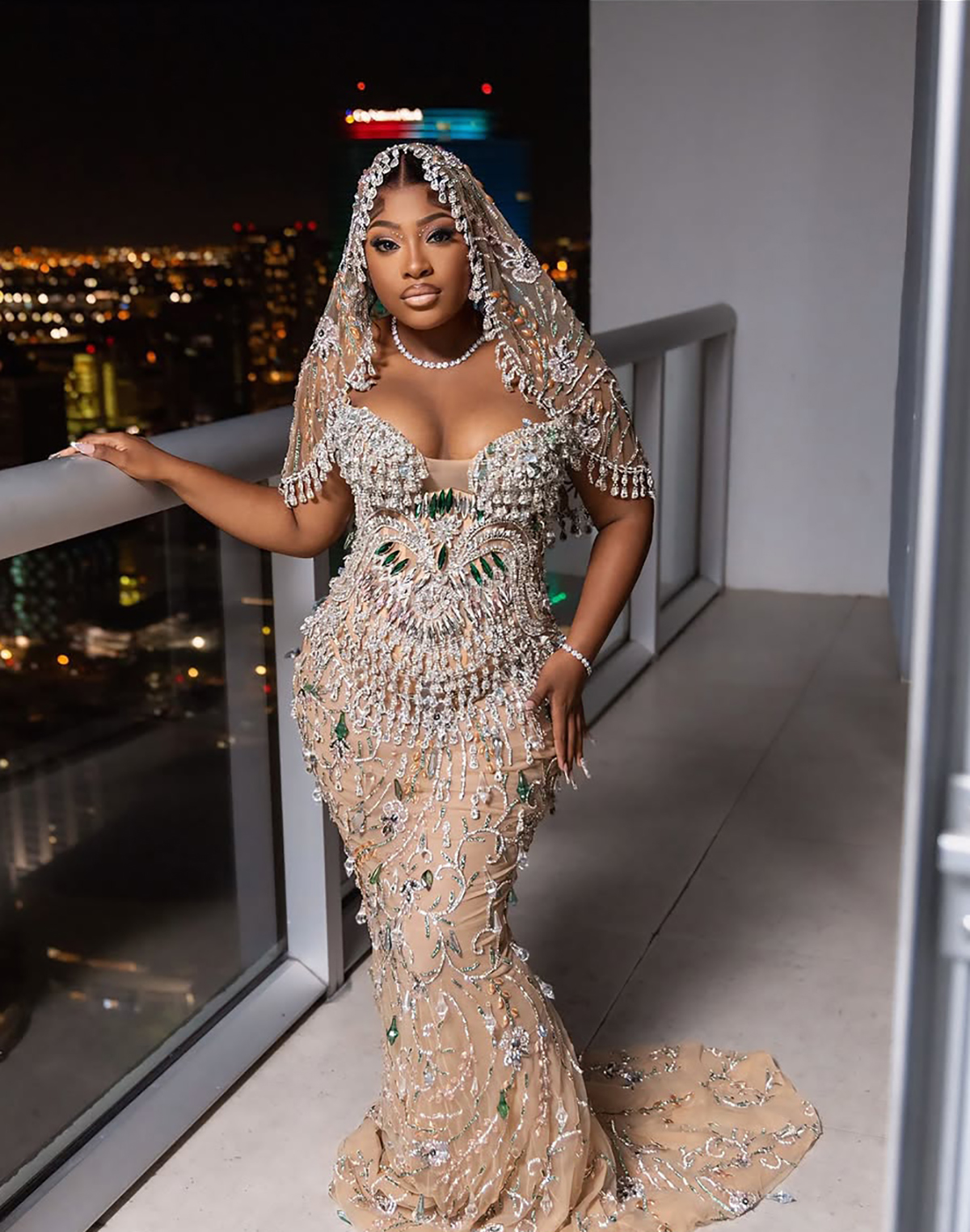 Elegant Crystal Beaded Wedding Dresses Strapless Bridal Gowns Illusion Rhinestone Tassel Sleeveless Customized Bride Sweep Train Vestidos De Novia